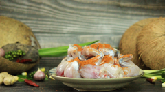 Loại bỏ da ếch và ruột ếch sau khi mua về, rửa sạch và để ráo nước. Cắt ếch thành những miếng vừa ăn, đùi ếch thường sẽ được để nguyên thành từng cái. Ướp ếch cùng bột cà ri, 1 muỗng canh dầu hào, 1 muỗng cà phê đường, 1/2 muỗng canh tỏi băm rồi trộn đều, để khoảng 10 - 15 phút cho ếch thấm gia vị.