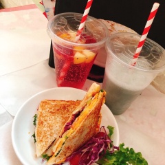 Hoàn thành: Phết sốt lên miếng bánh mì sandwich, thêm rau, trứng...