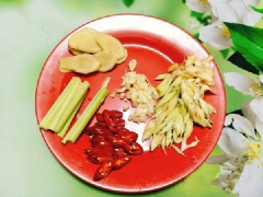 Ốc hương mua về rửa sạch sẽ sau đó ngâm với nước gạo. Cắt thêm vài lát ớt cay và ngâm vài tiếng cho ốc nhả hết chất bẩn rồi rửa lại thật sạch. Gừng cạo vỏ rồi thái lát mỏng, lấy 1 củ sả đập dập và thái khúc dài, 2 củ sả còn lại thì đem thái miếng vát chéo, tỏi băm nhỏ, ớt sừng thái miếng vát mỏng, lá húng quế rửa sạch.
