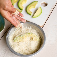 Làm nóng lò ở 200 độ C. Lần lượt nhúng bơ vào bột mì, trứng và cuối cùng là bột chiên xù. Làm lần lượt cho đến hết rồi cho bơ vào khay nướng, xịt một lớp bơ thực phẩm lên.