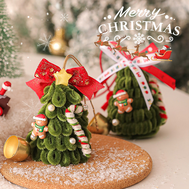 Weihnachtlicher Türkranz und Baumschmuck mit Glocken