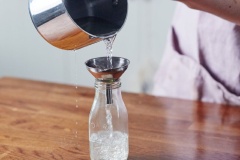 Cho nước đường ra lọ thủy tinh, để nguội trước khi cho vào ngăn mát tỉ lạnh bảo quản. Nước đường có thể dự trữ trong 3 tuần nhé, khi pha chế, bạn chỉ việc lấy ra và sử dụng thôi.