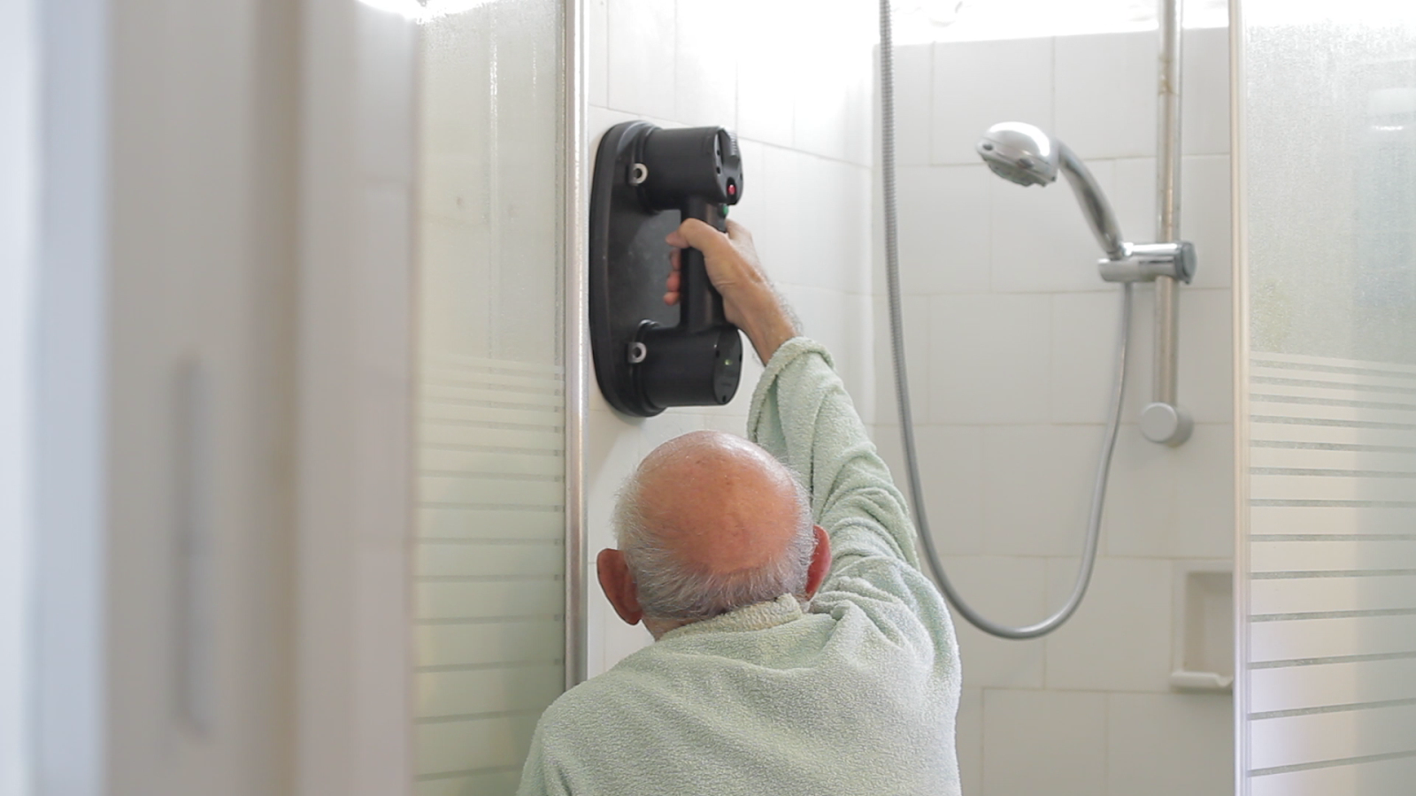 Improving Passenger Experience with Vaculex Vacuum Lifters and Other Airport Technologies