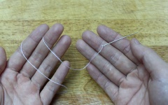 Chuẩn bị kim chỉ đã sâu vào sẵn như hình để khâu cá lóc hấp.