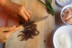 Nấm mèo tươi làm sạch, thái sợi chỉ. Hành lá thái nhỏ. Bí đỏ bỏ ruột, gọt vỏ, rửa sạch rồi cắt nhỏ, đem hấp chín. Sau đó dùng muỗng nghiền nhuyễn bí đỏ. Tiếp đến, thêm từ từ bột bắp vào trộn thành hỗn hợp đồng nhất.