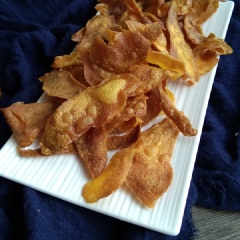 Snack khoai lang chiên giòn béo là món ăn chơi ưa thích của nhiều người nhất là đối với những em nhỏ. Snack khoai có vị ngọt tự nhiên, có thể ăn riêng hoặc rắc thêm ít bột phô mai, hay bột xí muội ăn cùng rất tuyệt.
