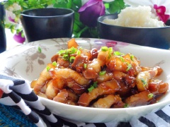 Thịt ba chỉ kho nước dừa với từng miếng thịt ba chỉ thái con chì ngấm đều gia vị và nước dừa béo ngậy, trông màu thịt bóng bẫy rất ngon mắt. Món này rất hợp trong những ngày thời tiết se lạnh.