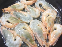 Làm nóng 2 muỗng canh dầu ăn trong chảo, cho tôm vào, chiên sơ qua như hình. Sau đó, vớt tôm ra, để ráo dầu.