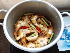 Đun nóng 2 muỗng canh dầu ăn, chiên sơ cá để cá săn lại và không bị tanh. Ướp cá với gói gia vị cá kho và nước màu. Thả cá đã ướp vào nồi, tiếp tục thả riềng, ớt và sả. Sau đó nêm gia vị nước mắm, dầu hào, hạt tiêu. Đổ nước xâm xấp cá, đun nhỏ lửa tới khi nước cô đặc lại. Cho một ít dầu ăn vào để miếng cá mềm ngậy. Tắt bếp và nhấc ra.
