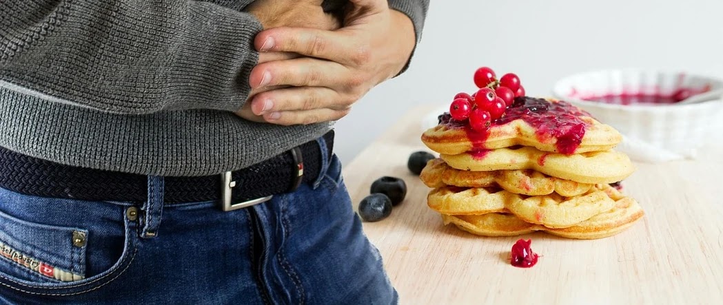 식사 후 바로 누우면 안 되는 이유와 건강 영향