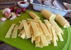 Măng tươi cắt miếng sợi. Vị chua chua, giòn giòn của măng kích thích vị giác vô cùng. Gừng cắt lát, hành lá cắt khúc.