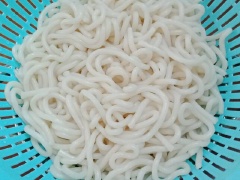 Đun sôi nước, cho mì Udon vào chần qua, chỉ cần mì tách sợi là được. Đổ mì ra rổ cho ráo nước.