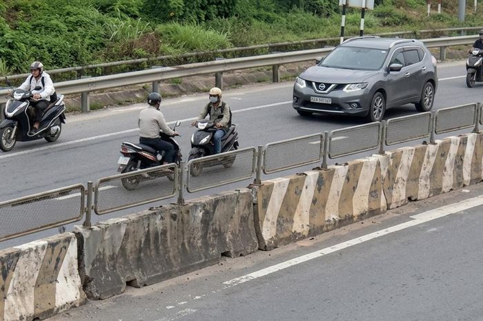 Xe máy đi ngược chiều tốc độ cao, tông trực diện xe khác - Báo Xây Dựng