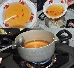 Pha nước chấm gồm: tỏi băm, chanh, ớt, 2 muỗng canh đường, 2 muỗng canh nước mắm, tiêu. Vị chua chua, ngọt ngọt giống như nước chấm nem hoặc chấm bún chả. Nước chấm sau khi pha xong, cho vào nồi đun sôi.