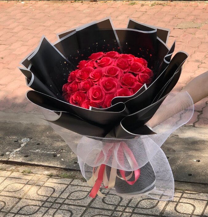  Bó hoa hồng giấy nhún đỏ rực, món quà ý nghĩa dành tặng người thân dịp Tết, mang lời chúc may mắn và hạnh phúc.