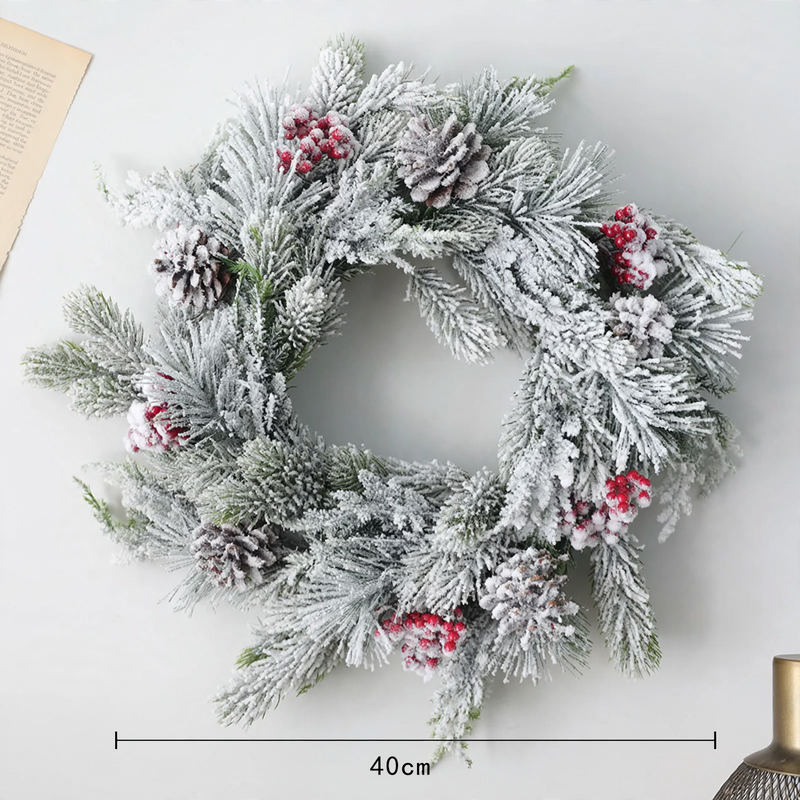 Dekorativer Weihnachtskranz im nordischen Stil mit Schnee-Optik
