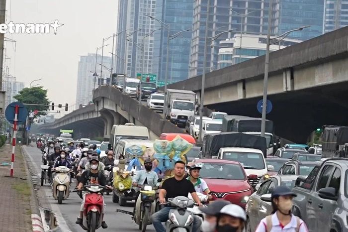 Người dân hối hả rời Thủ đô trước kỳ nghỉ lễ 30/4, nhiều 'cửa ngõ' ùn ứ kéo dài - Báo VietnamPlus