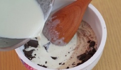 Bẻ chocolate thành miếng nhỏ, cho vào trong 1 chiếc bát sạch. Kem tươi và bơ cho vào nồi sạch, đặt lên bếp khuấy đều tay đến khi hỗn hợp nóng già, gần sôi thì tắt bếp, đổ hỗn hợp kem tươi, bơ vào chocolate, vừa đổ vừa khuấy đều để được lớp phủ gọi là ganache mềm mượt, thêm rum nếu thích.