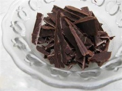 Cắt nhỏ chocolate ra này. Vì phần vỏ của bánh dẻo rất ngọt rồi vì vậy các bạn nên dùng loại chocolate nguyên chất không có đường thì sẽ ngon hơn và vừa hơn đấy.