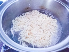 Cải thảo rửa sạch, cắt khúc. Đun nước sôi trụng mì Udon và cải thảo. Chú ý chỉ trụng sơ cải và mì, giữ độ giòn của cải. Đồng thời mì Udon khi thêm nước dùng sẽ nở ra thêm và không bị nát.