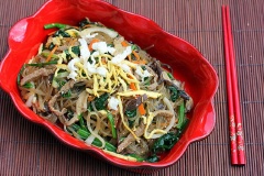 Trộn miến với thịt bò, rau, nấm, dưa leo với tất cả nguyên liệu còn lại cho đều, cho ra dĩa và cho trứng thái sợi lên trên. Vậy là có 1 món miến trộn thật ngon cho cả nhà rồi nhé!