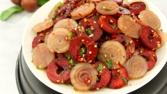 Dọn mận xóc da heo ra thưởng thức thôi nào. Nhìn những lát mận hậu và da heo phủ đầy nước sốt rất hấp dẫn đúng không. Mận hậu giòn giòn chua ngọt, da heo thì dai dai, thêm tép khô cùng ớt cay the nữa, món này xứng đáng lọt vào top những món ăn vặt được ưa thích trong mùa mận hàng năm rồi.