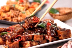 Trình bày món ăn ra dĩa, rắc thêm ít mè trắng lên dể món ăn đẹp mắt hơn. Đậu hủ sốt tỏi có thể dùng với cơm nóng thì ngon không kể siết.