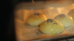 Dùng hỗn hợp 2 lòng đỏ trứng gà và 1 muỗn cafe nước lọc trộn đều để quét mặt bánh-Sau khi quét mặt bánh, rắc ít mè (vừng) đen lên mặt. Lưu ý quét bánh nào là phải rãi mè liền bánh đó phần mặt bánh rất mau khô.Nướng lần 2: 180 độ từ 7-10 phút là hoàn thành