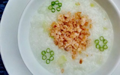 Cháo chín, múc cháo ra chén, thêm tôm tươi lên trên và trang trí hành lá cắt nhỏ xung quanh, dùng nóng.
