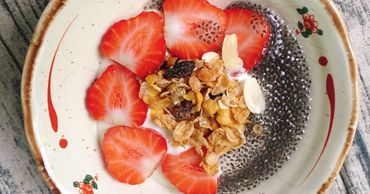 Sữa Chua Dâu Tươi Hạt Chia