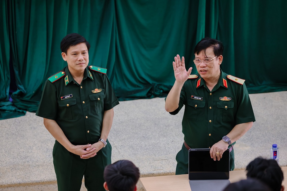 Vụ trưởng Vụ Giáo dục Quốc phòng và An ninh cùng Giám đốc Học viện Biên phòng thăm, nói chuyện với sinh viên Trường Đại học Tây Bắc