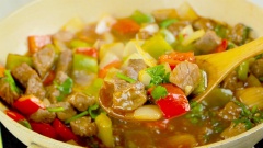 Xào thêm 2 phút cho thịt bò và rau củ thấm nước sốt thì thêm 20gr cần tàu cắt khúc vào, đảo đều tay rồi tắt bếp. Múc thịt bò lúc lắc ra dĩa nui và thưởng thức thôi.