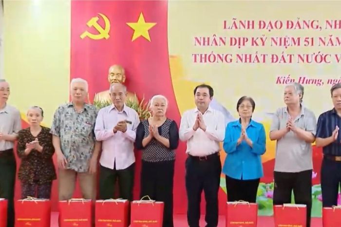 Lãnh đạo thành phố Hà Nội thăm, tặng quà gia đình chính sách - Đài Phát thanh và truyền hình Hà Nội