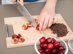 Chocolate băm nhuyễn. Cherry bổ dọc, bỏ hạt, thái nhỏ. Cho phần bột đã trộn ở trên vào, trộn đều. Để làm phần topping, bạn cho 20gr bột mì, 60gr đường nâu, 65gr yến mạch, 50 ml đầu dừa đánh cho hòa quyện lại với nhau.