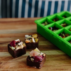 Chocolate thập cẩm đã hoàn tất rồi. Với món này, bạn có thể tha hồ sáng tạo, linh hoạt nguyên liệu. Món ăn vặt vừa dễ vừa ngon này rất thích hợp cho những bạn có ít thời gian vào bếp.