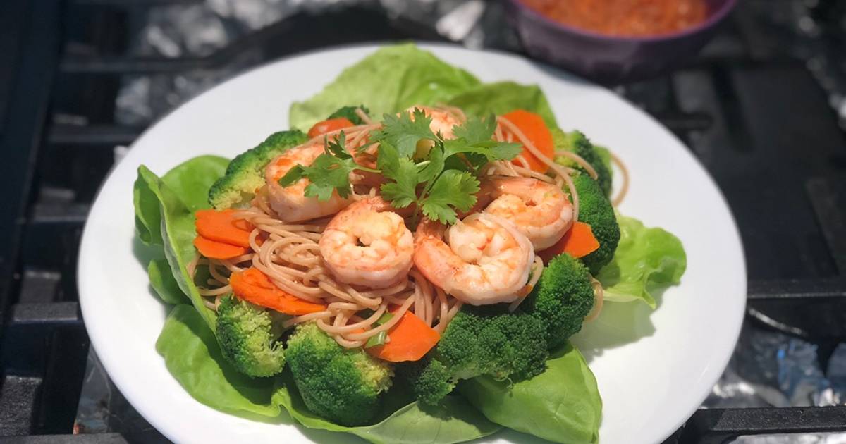 Mì gạo nâu xào tôm bông cải