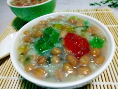 Múc chè ra chén dùng nóng hay lạnh đều ngon. Món chè bùi béo, từng hạt đậu chín mềm thơm mùi nước cốt dừa, quyện trong những sợi bột khoai đủ sắc màu và sánh dẻo thơm của nếp, chắc chắn sẽ không khiến bạn phải thất vọng.