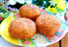 Bánh rán chiên xù lớp lớp vỏ ngoài giòn béo, béo lấy nhân đậu phông béo thơm, bánh ngọt ngọt kích thích ngon miệng. Bánh dùng ăn sáng hay ăn chơi đều được.
