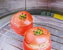 Cho phần cà đã được nhồi đậu vào lò nướng trong vòng 20 phút ở nhiệt độ 200ºC.