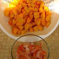 Tôm khô ngâm nước cho mềm, rửa thật sạch để không bị sạn. Hành lá rửa sạch, cắt nhỏ.