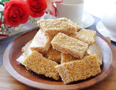 Để khoảng 7-10 phút là có thể dùng dao cắt miếng to nhỏ tùy ý. Nếu bạn muốn cắt miếng kẹo vuông vứt thì nhớ cắt khi kẹo còn ấm nhé. Vì khi kẹo vừng nguội thì rất giòn, khó cắt.