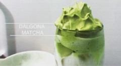 Đổ sữa tươi có đường và trước cho kem matcha lên và thưởng thức