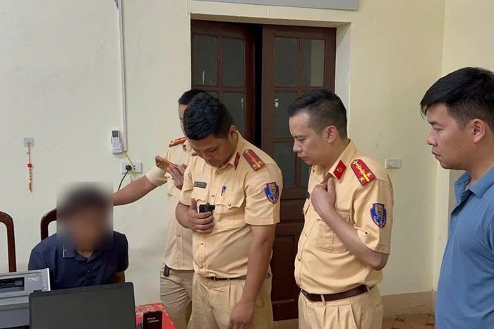 CSGT Phú Thọ phát hiện đối tượng tàng trữ ma túy trên Quốc lộ 70B - Báo Tri thức &amp; Cuộc sống