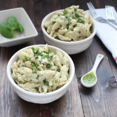 Sắp nui ra đĩa, đổ sốt lên trên, dùng nóng. Vậy là món Pasta sốt kem Pesto xanh mát, thơm ngon đã hoàn thành. Với màu xanh bắt mắt và an toàn từ rau húng quế, món ăn rất bổ dưỡng vì cung cấp chất sắt và xơ trong rau, rất tốt cho sức khoẻ.