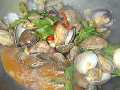 Cuối cùng, cho húng quế vào, đảo đều rồi tắt bếp.