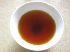 Trộn đều thịt băm với hành tím băm, 1 muỗng cà phê muối tiêu, 1/2 muỗng cà phê đường, 1 muỗng cà phê bột mì. Cho vào một tô khác 2 muỗng canh xì dầu, 1 muỗng canh dầu hào, 1/2 muỗng cà phê muối tiêu, 3 muỗng canh nước lọc, trộn đều.