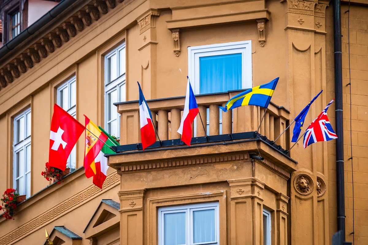 Comparación de temporada alta y temporada hombro por país en Europa.