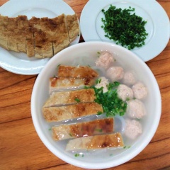Bày trí bánh canh hẹ chả cá măng: Cho sợi bánh canh đã trụng ra tô, bỏ chả cá chiên lên và thêm một nhúm hẹ thái nhuyễn, múc nước dùng kèm với tôm thịt viên vào đầy tô, dùng nóng. Thêm ít tiêu xay nếu thích ăn bánh canh chả cá cay thơm. Chuẩn bị thêm một chén nước mắm để chấm ăn cùng chả cá măng và tôm thịt viên nhé.