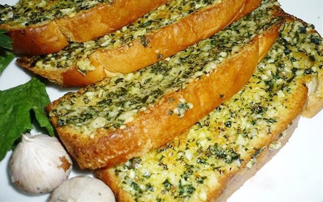 Bánh Mì Dài Bơ Tỏi