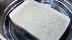 Kế đến cho mỗi màu vào mỗi khuôn hoặc dụng cụ nào bạn muốn. Trước khi cho vào khuôn nhớ bôi chút dầu ăn vào mỗi khuôn để bánh không bị kết dính khi hấp chín. Mỗi khuôn như vậy sẽ hấp khoảng 20 phút để khoai mì chín. Sau khi hấp chín sẽ cắt chúng thành sợi vừa ăn theo sở thích, thường bằng ngón tay út nhé!